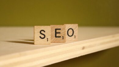 a wooden block that says seo on it